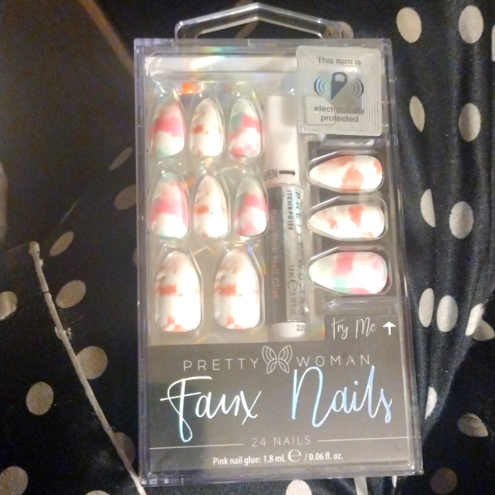 NWT PRETTY Women's press on 💅 nails! Awsome shape : Included 24 💅